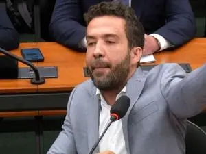 Flávio pede ao TSE o fim do canal Exército do Lula, que concentra 3,2 milhões de pessoas no WhatsApp. É um movimento qu…