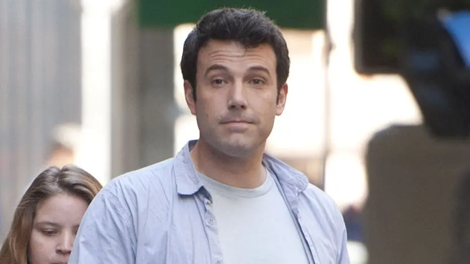 Ben Affleck confirmou que em Gone Girl, o filme de 2014, ele apareceu completamente nu numa cena de chuveiro. Essa tran…