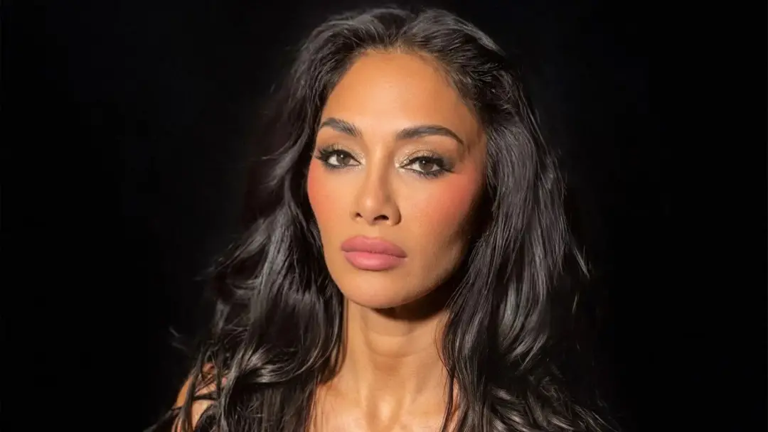 Nicole Scherzinger, aos 48 anos, mostrou sua silhueta em bodysuit justo logo depois de revelar queimaduras horríveis. É…