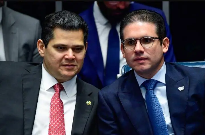 Flavio Bolsonaro ameaça os cargos de Motta e Alcolumbre, presidentes da Câmara e do Senado, caso o PL assuma o comando.…