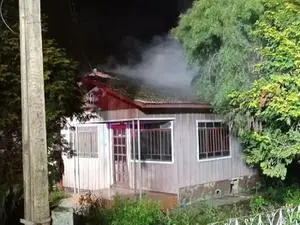 Em Santa Catarina, uma mulher sofreu queimaduras em parte do corpo após iniciar um incêndio enquanto dormia com um ciga…