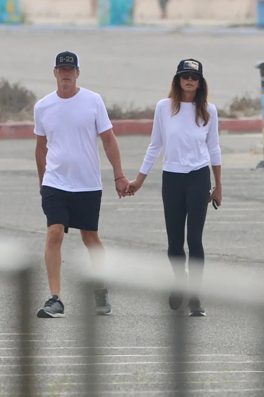 Cindy Crawford e Rande Gerber apareceram juntos em um passeio público após a morte do filho Presley em 20 de setembro. …