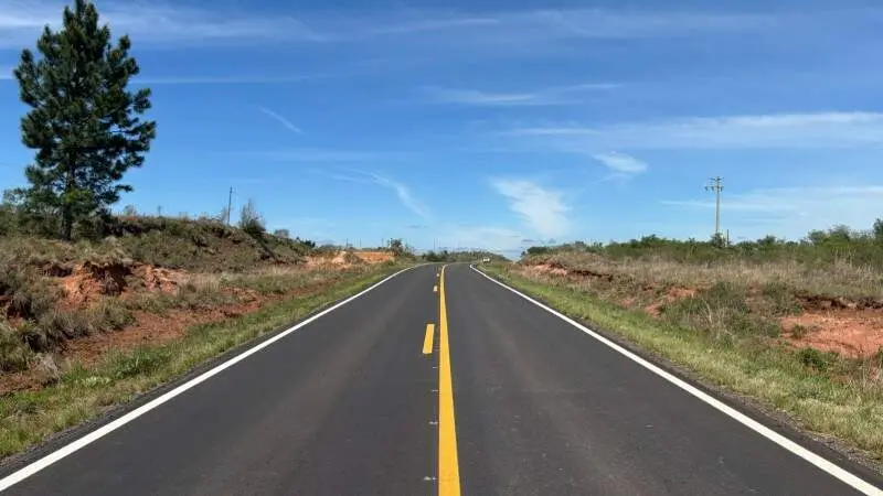40 quilômetros da ERS-640 já restaurados entre São Vicente do Sul e Rosário do Sul, com investimento de quase R$ 107 mi…