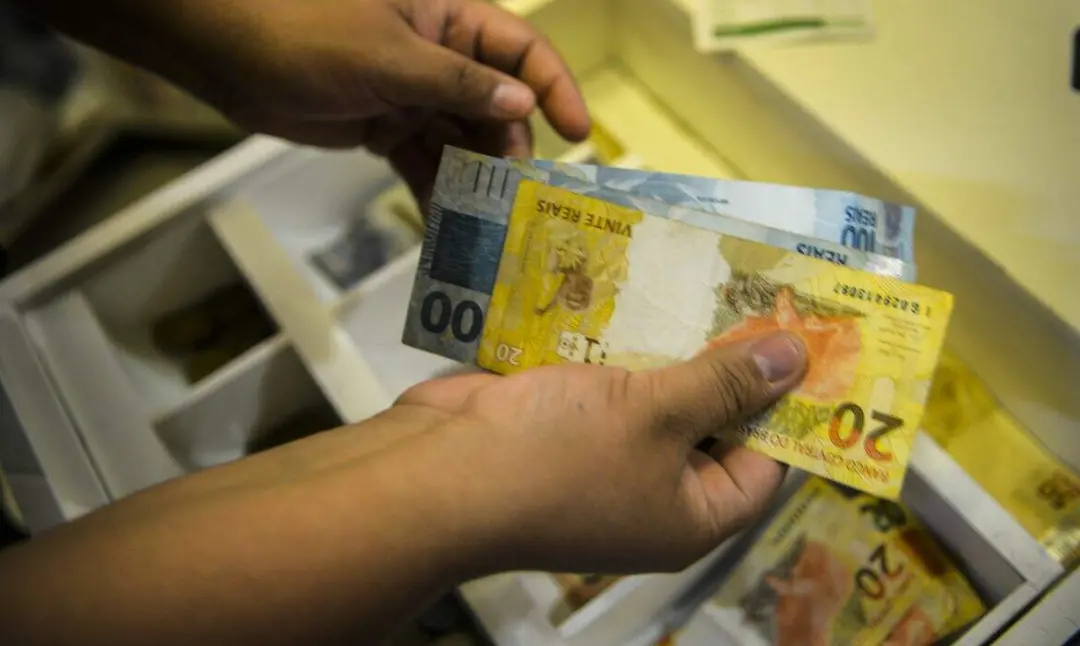 Retiradas líquidas de R$9,35 bilhões da poupança em setembro, quarto mês consecutivo, mostram que o dinheiro tá saindo …