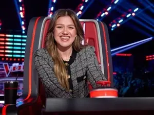 Kelly Clarkson foi esnobada em uma loja, e ela comparou a situação com o filme Uma Linda Mulher. É frustrante ver esse …