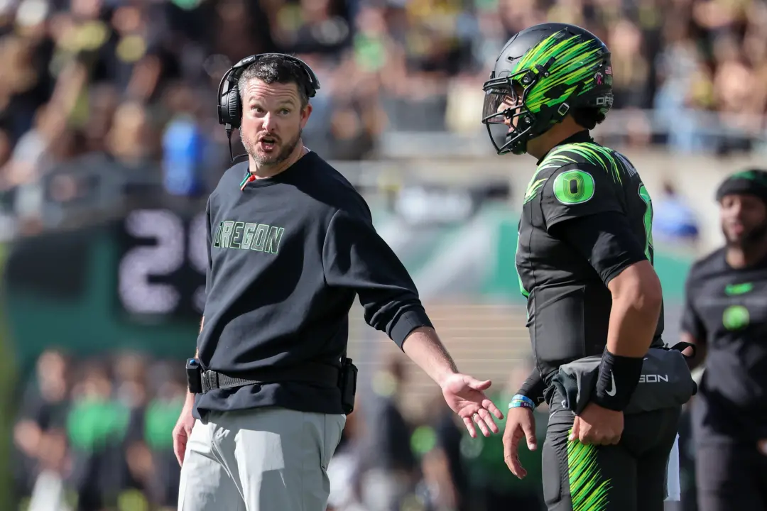 Oregon perde pra UCLA por 17 a 15, com Raiola tendo três turnovers. É frustrante ver um time que sonhava com o Playoff …