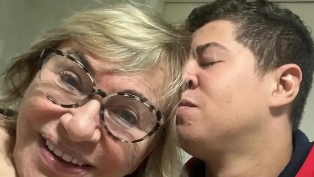 Influenciador diz namorar Eva Michaelichen, de 87 anos, afirmando que a diferença de 63 anos não é um obstáculo. A paix…
