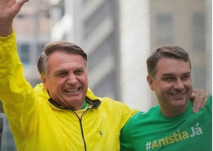 Flávio Bolsonaro promete receber a faixa presidencial de Jair Bolsonaro em 6 de janeiro de 2027. A declaração aconteceu…