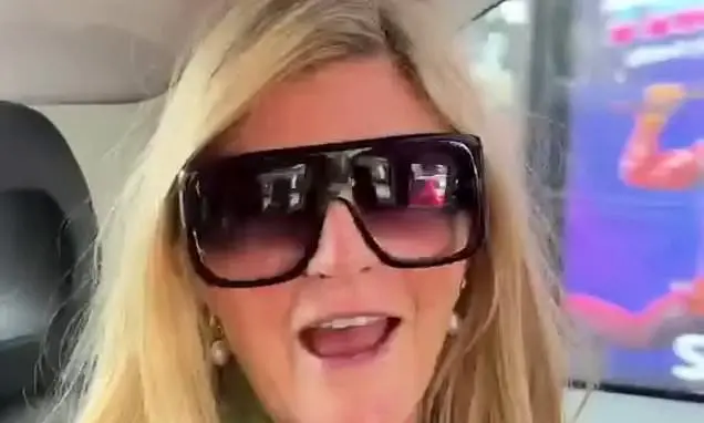Susannah Constantine deixou claro seu apoio à família Beckham ao omitir o nome de Victoria nos óculos escuros. Essa pos…