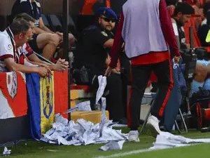 Partida de La Liga foi cancelada por protestos da torcida usando aviõezinhos. O ato mostra o quão intensa pode ser a pr…