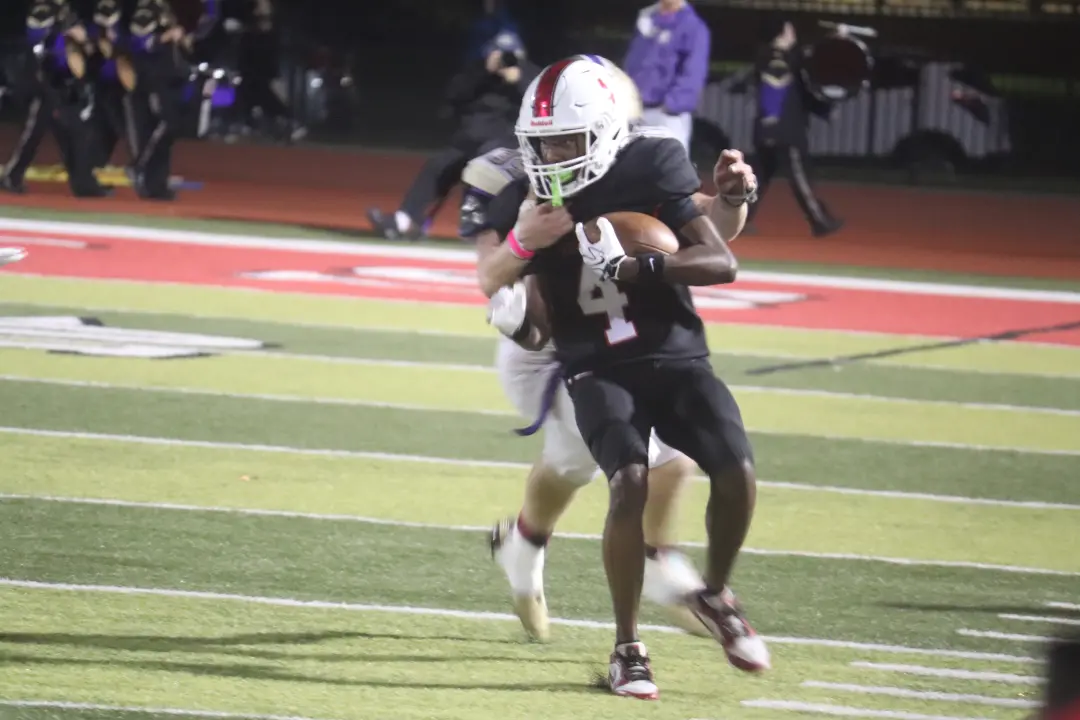 Linkin Mullins fez 287 jardas e dois touchdowns no jogo do Clyde contra Sandusky, garantindo a vitória por 21 a 20. A p…