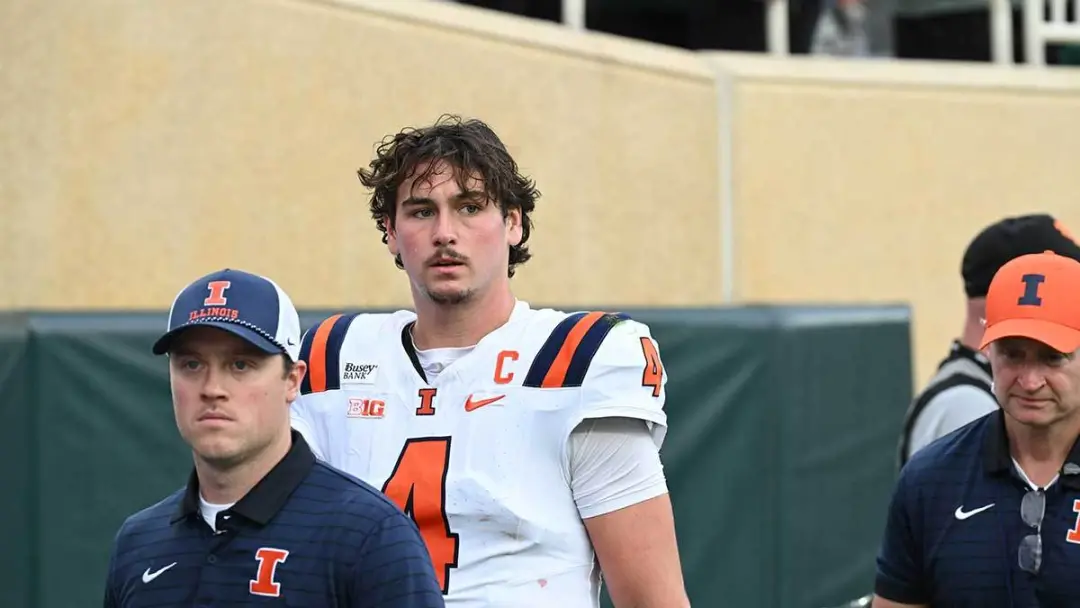 Katin Houser, quarterback do Illinois, pode perder o resto de 2026 com um braço quebrado. O jogador foi substituido por…