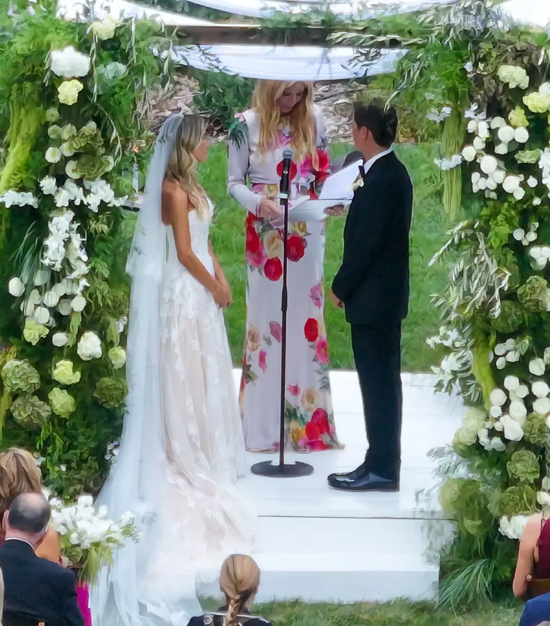 Matthew Lowe casou em um evento com celebridades como Cameron Diaz e Chris Pratt. É uma celebração grande, mas fica pes…