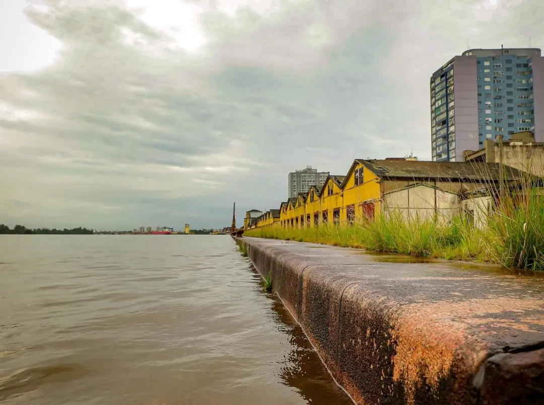 Nível do Guaíba no Cais de Porto Alegre se mantém acima de 2 metros desde o início do mês, por conta da cheia do rio Ja…