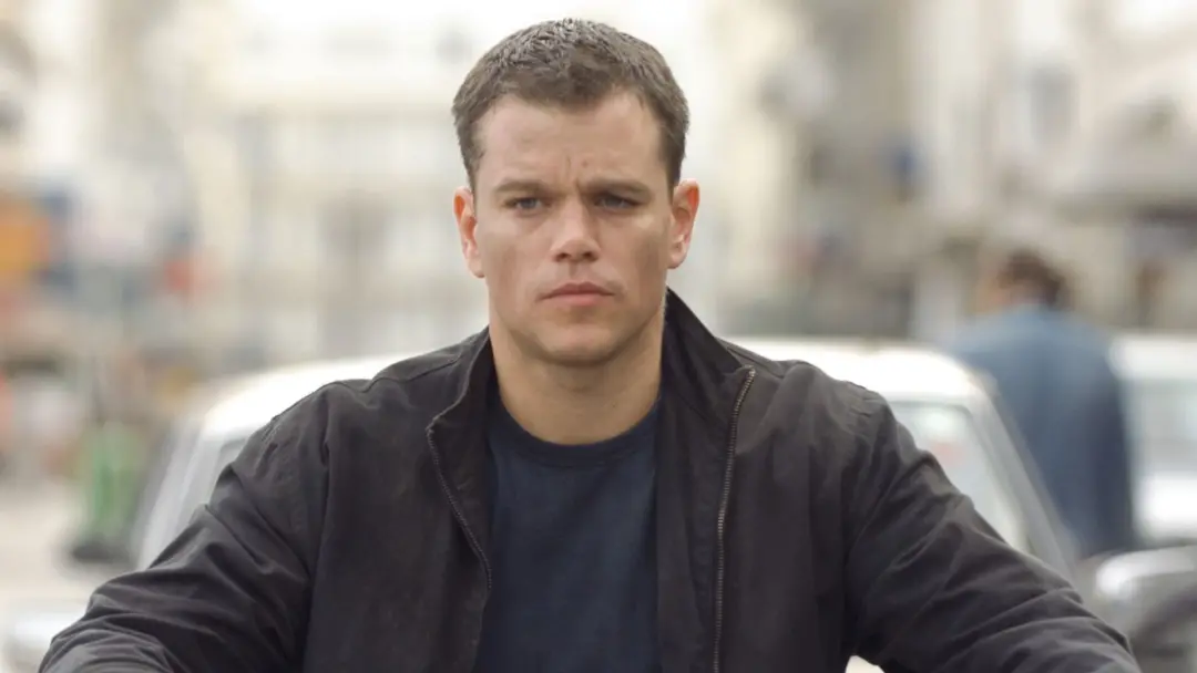 Matt Damon no Bourne Identity, que estreou em 2002, aparece como um agente com amnésia e ferimentos de tiro. A gente en…