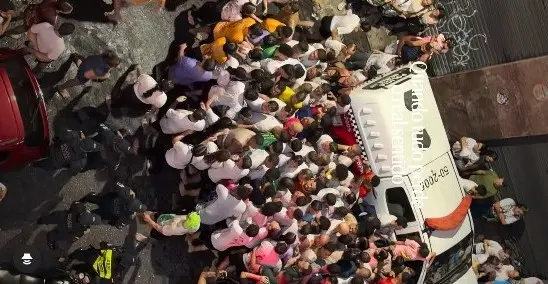 Na noite de sábado, fiéis disputaram pedaços da corda que transportava a imagem de Nossa Senhora de Nazaré em Belém. De…