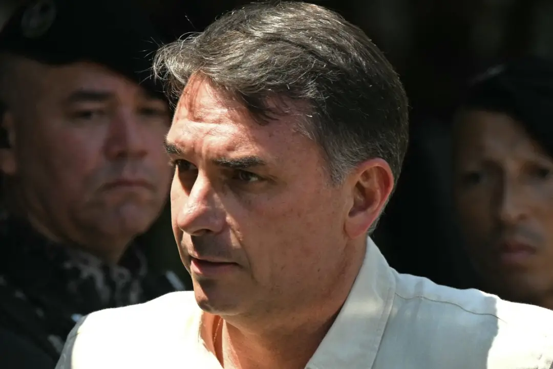 Emails mostram que Flávio Bolsonaro compartilhava conta no Santander com Willer Tomaz, suspeito de lavagem de dinheiro …
