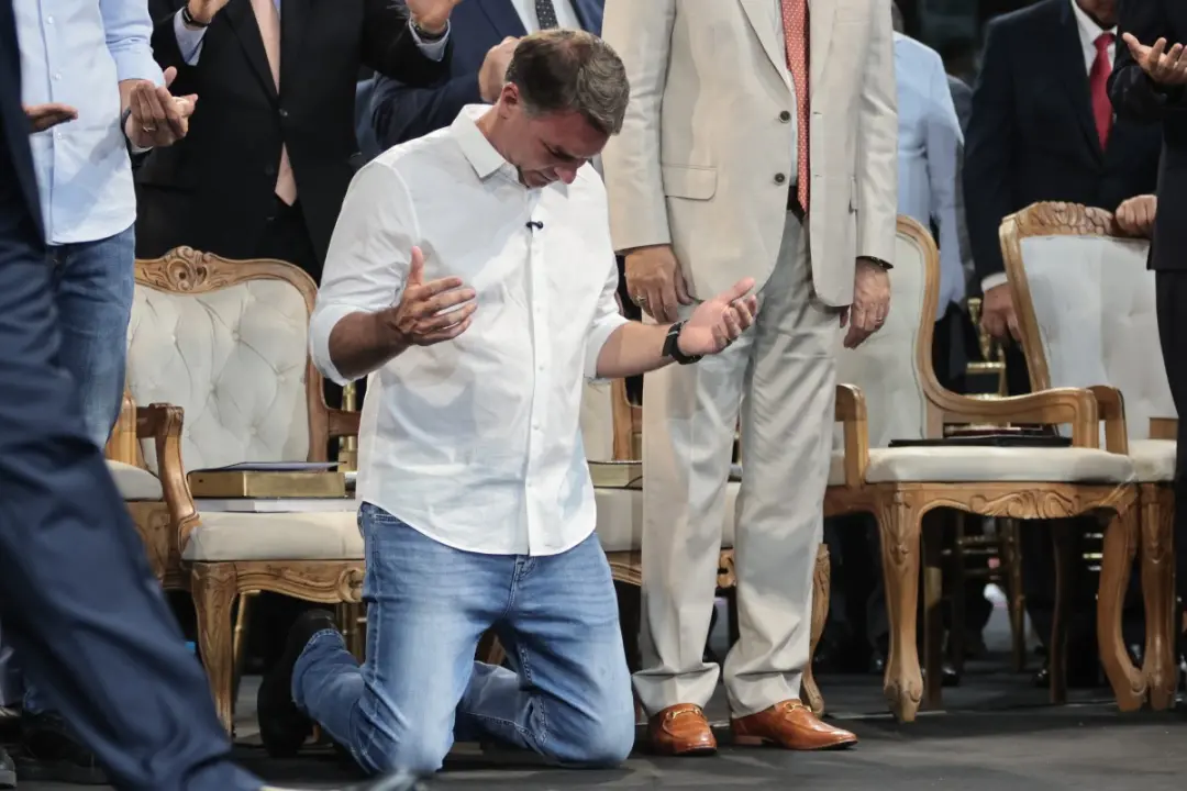 Flávio Bolsonaro cantou e recebeu pedido simulado de voto no culto do centenário da Assembleia de Deus, no Rio de Janei…