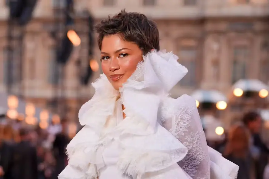 Zendaya ficou sentada ao ser apresentada a Brigitte Macron no desfile da Louis Vuitton em Paris. A cena gerou críticas …