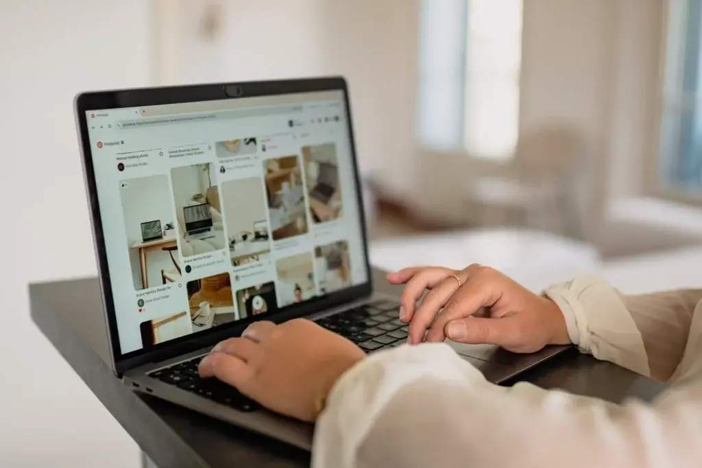 Pinterest lançou Guias de Beleza com IA para ajudar a transformar referências de beleza em planos práticos, mostrando t…