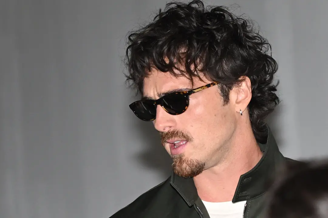 Jacob Elordi trouxe de volta a perilla, aquele formato de pelo que une bigode e barba. Parece que o retorno dessa linha…