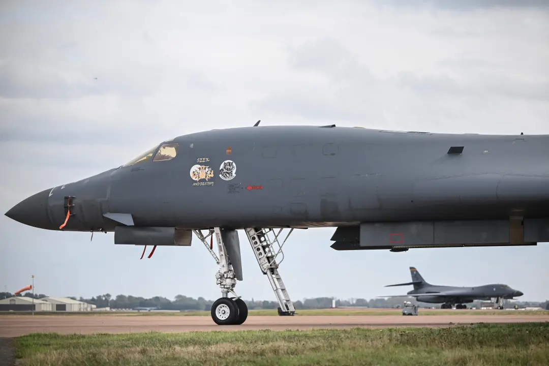 Doze bombardeiros B-1 saíram de uma base aérea no Reino Unido durante o fim de semana. A retirada, descrita como precau…
