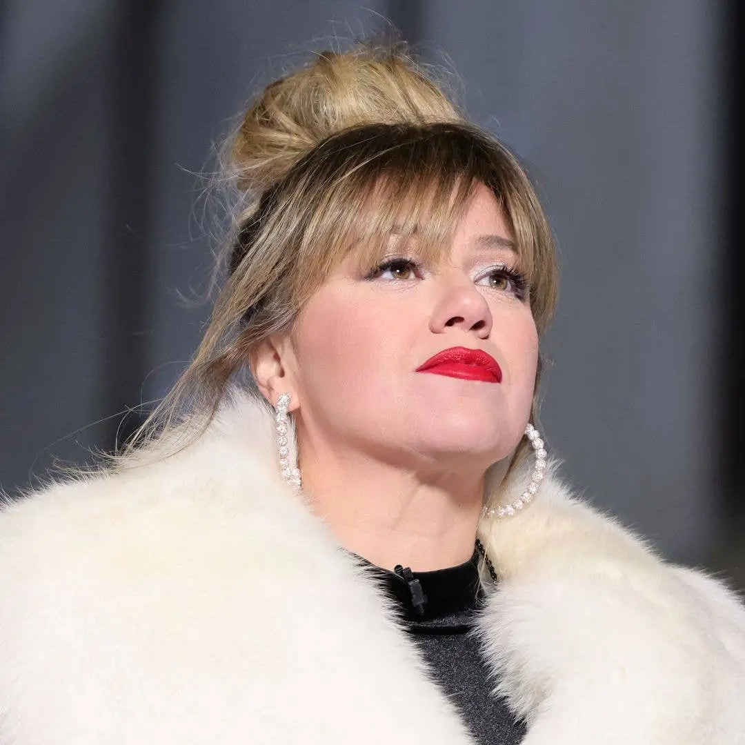 Kelly Clarkson falou sobre ter sido maltratada numa loja de Nova York, comparando a situação com o papel dela em Pretty…
