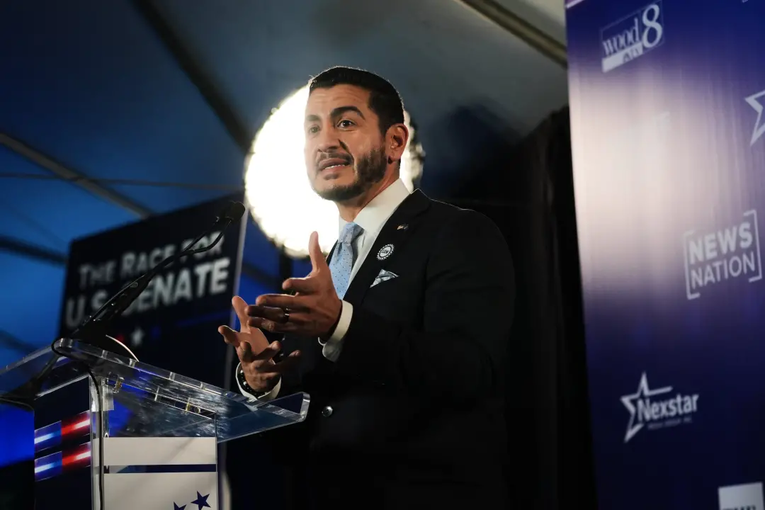 Abdul El-Sayed, em Lansing, Michigan, se apresentou como candidato a senador, prometendo exigir responsabilidades de Tr…