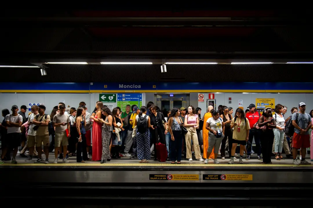 No andor do metrô, a gente vê o reflexo de quem tá no outro lado. Pensar nessas imagens opostas, quem sou eu de verdade…
