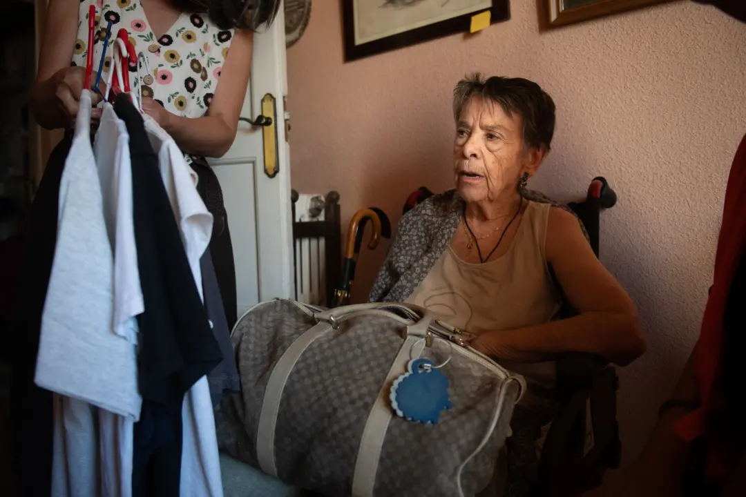 Maricarmen, na rua Sainz de Baranda, recebeu um pequeno altar com rosa e vela após o falecimento no hospital Gregorio M…