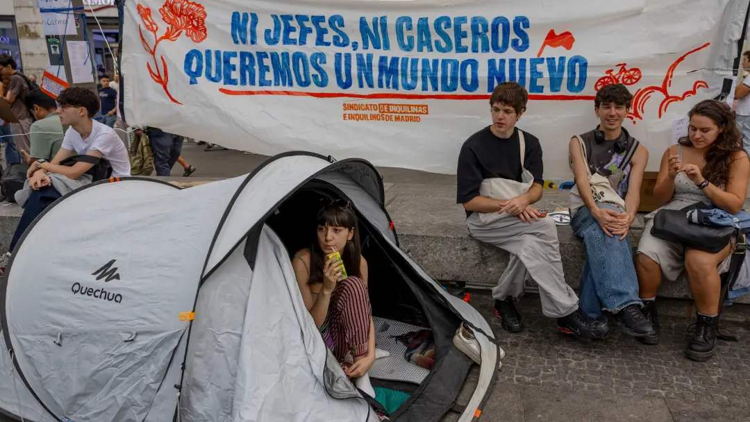 Duas amigas, Iria e Laura, passaram a noite na Puerta del Sol em Madrid protestando pela moradia. Isso mostra como a pr…