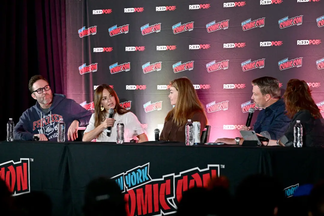 Tom Welling apareceu na New York Comic Con mesmo depois de postar uma foto nua acidentalmente. O ator continuou fazendo…