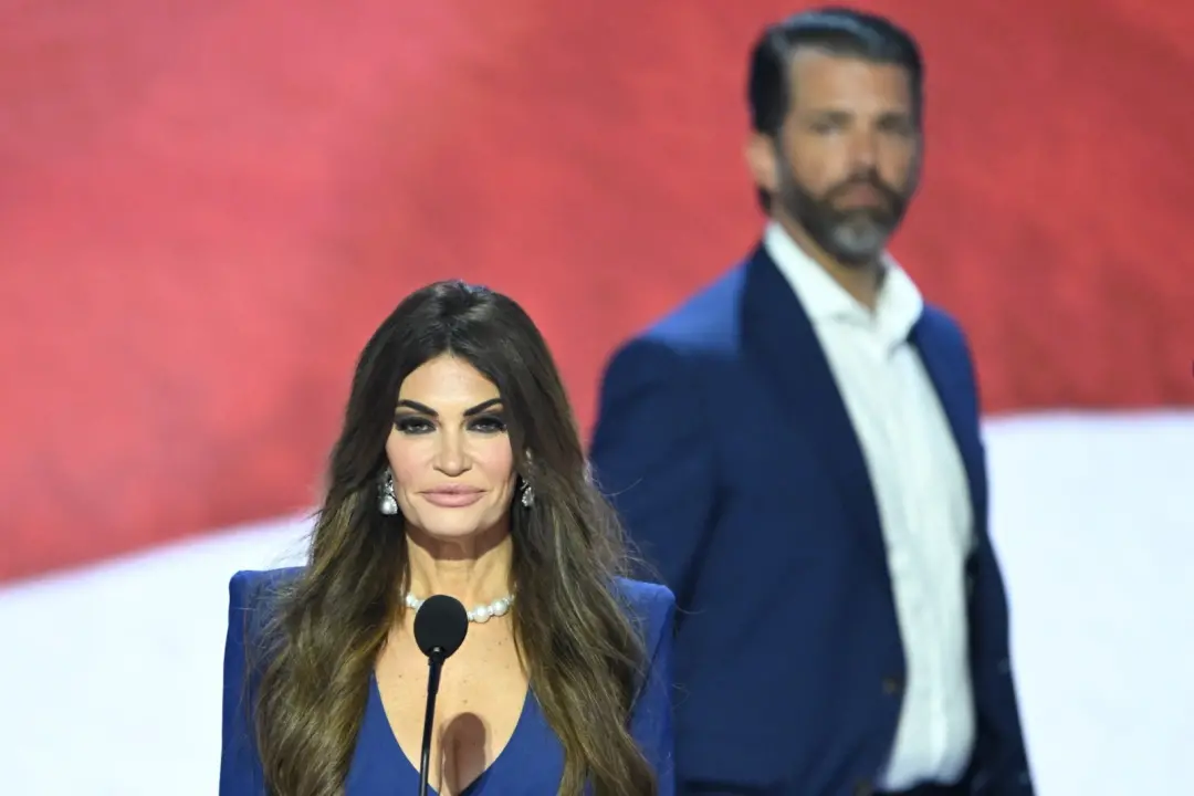 Kimberly Guilfoyle, ex-noiva de Donald Trump Jr., está sob investigação do Departamento de Estado por supostamente pres…