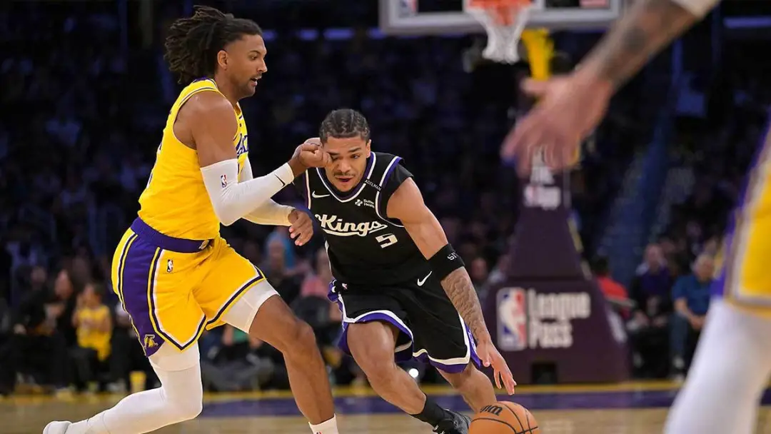 Darius Acuff mancando durante o jogo contra Warriors, enquanto fazia 25 pontos e oito assistências. Sacrificando a defe…