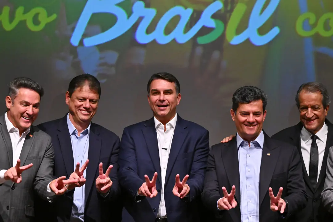 Flávio Bolsonaro ganhou impulso para a segunda volta com apoio de Augusto Cury e outros políticos de direita. O apoio d…