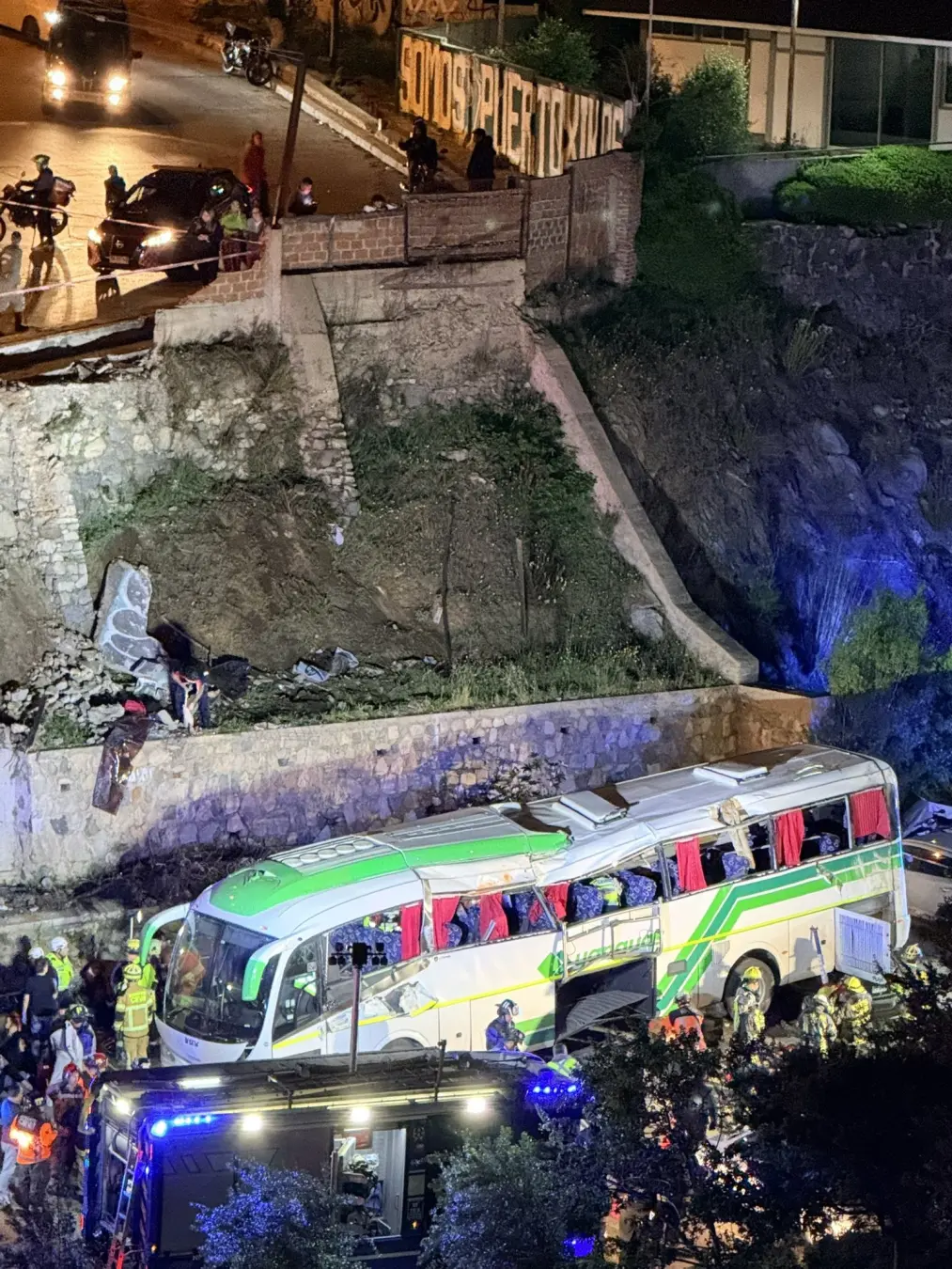 Valparaiso, Chile. Um ônibus que transportava orquestra pública caiu em barranco, deixando um morto e 13 feridos, quatr…