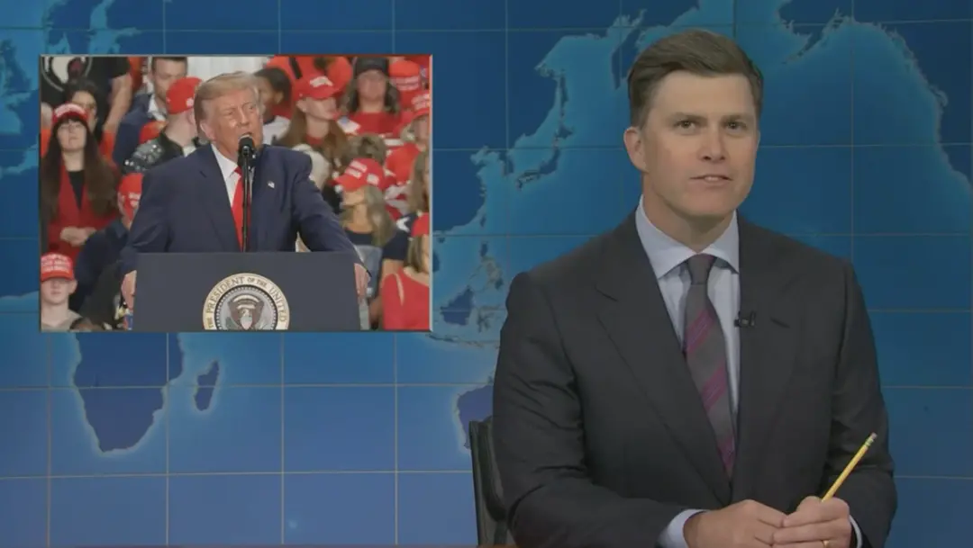 Weekend Update do SNL mostrou os comediantes Colin Jost e Michael Che comentando sobre o Presidente, após um começo mei…