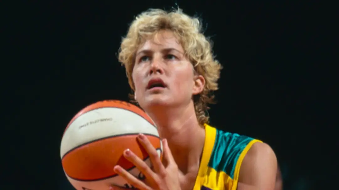 Heidi Burge Horton, ex-jogadora de basquete da Universidade da Virgínia, faleceu aos 54 anos após diagnóstico de gliobl…