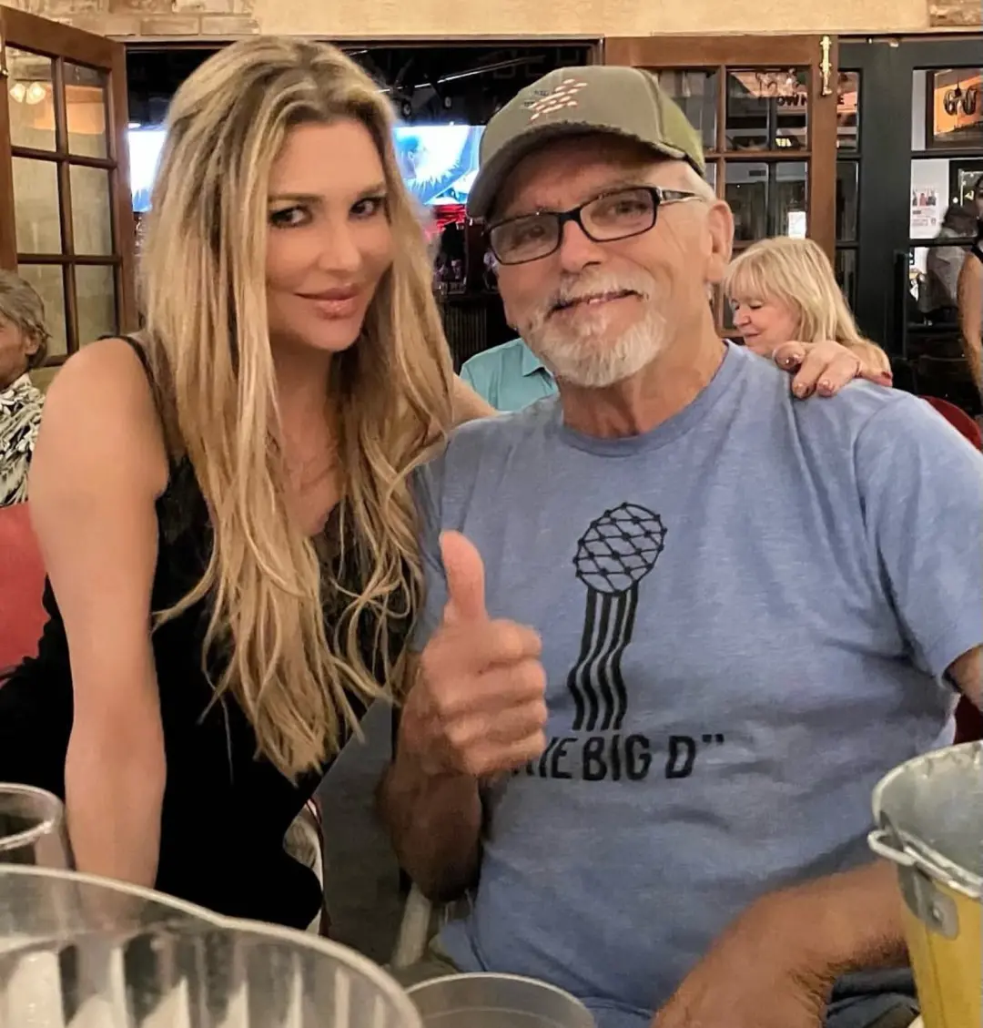 Brandi Glanville, ex participante de reality show, confirmou o falecimento do pai, Guy Glanville, aos 77 anos. A situaç…