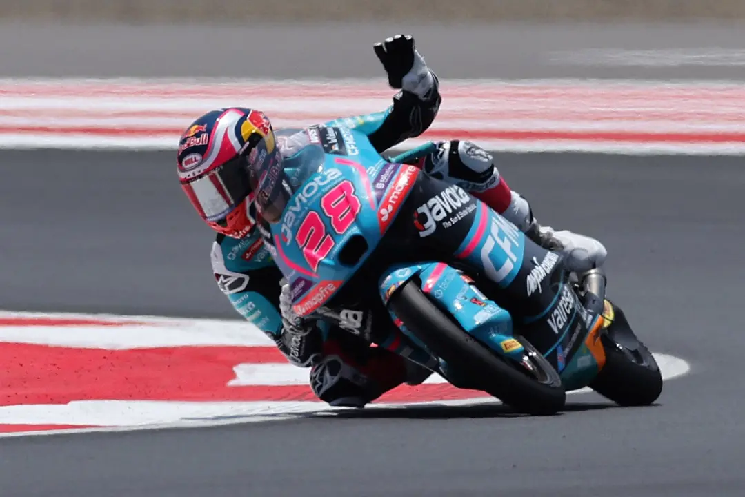 Máximo Quiles conquistou o título de campeão de Moto3 depois de ganhar 10 das 17 corridas da temporada. A vitória dele …