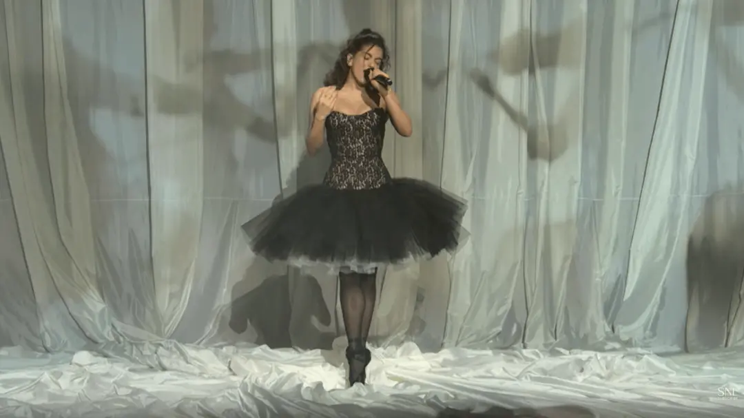 Rosalía cantou Reliquia e Magnolias no SNL. Essa performance mostra a força da arte espanhola, que dialoga com a nossa …
