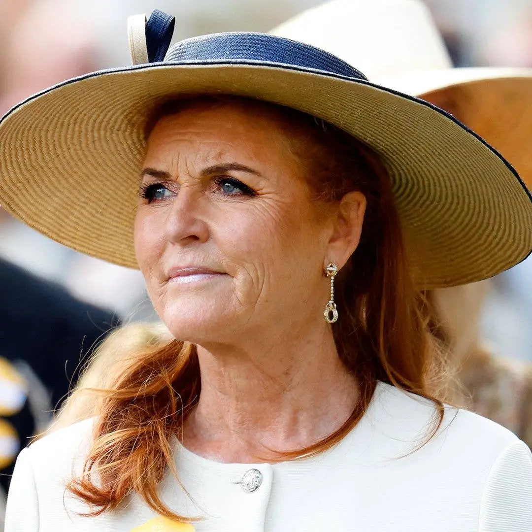 Sarah Ferguson está sumida enquanto rola o escândalo do Andrew Mountbatten-Windsor, com rumores de que ela pode ir para…