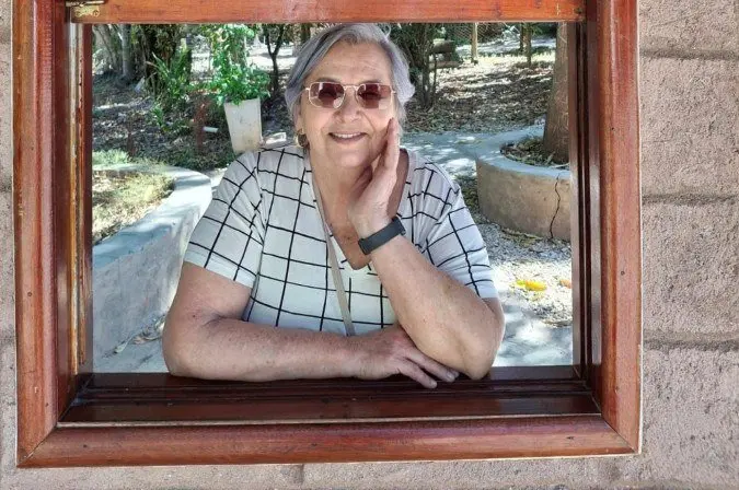Margareth Catelli, aos 71 anos, descobriu nódulo no banho e enfrentou tratamentos como quimio e cirurgia. É um lembrete…