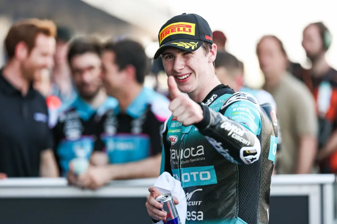 Mximo Quiles garantiu o título do Moto3 de 2026 na Indonésia com uma vitória dominante. Com 127 pontos de vantagem, ele…