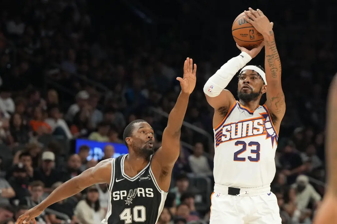 Phoenix, Arizona. Suns venceram Spurs por 102 a 98 num jogo da pré temporada. É um treino de resistência, mostrando que…
