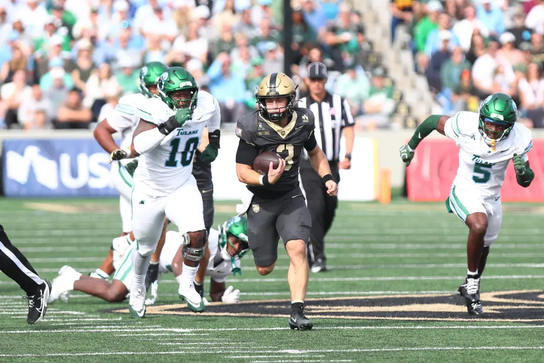 Hellums fez 223 jardas em um jogo que Army venceu por 20 a 17 contra Tulane. O jogo acabou no limite, com pontos mudand…