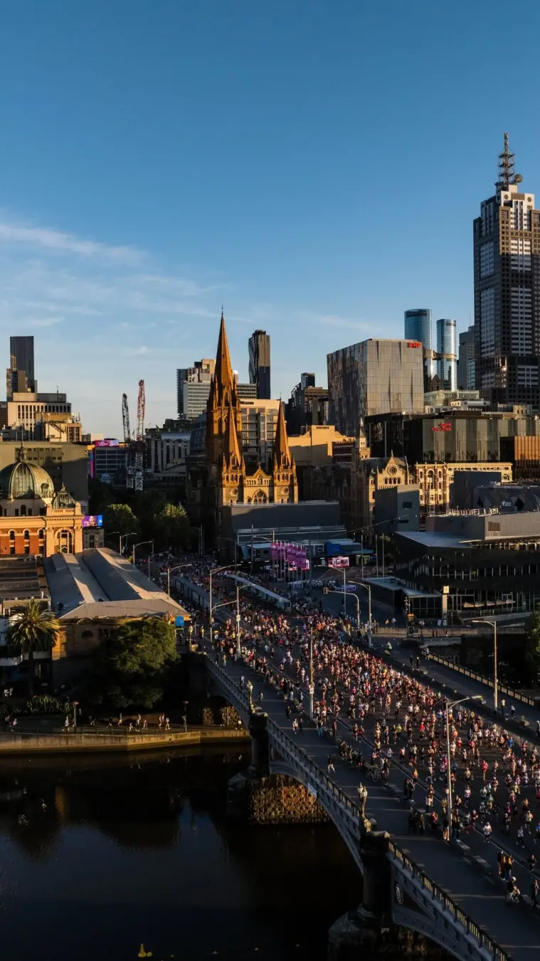 Manhã de domingo em Melbourne: carro roubado atropela mulher e quase invade pista da Maratona. A situação gerou pânico …
