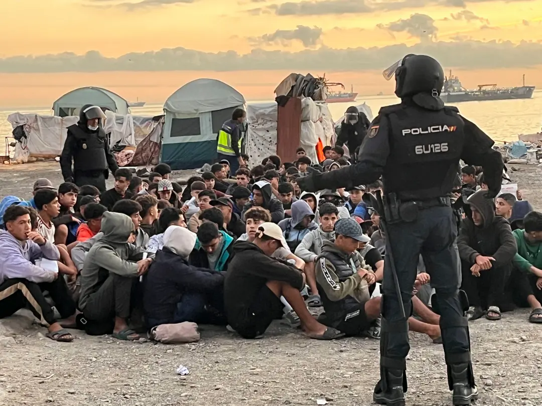 Mais de vinte furgões da polícia foram para El Guano para desalojar um acampamento de imigrantes em Ceuta, 48 horas ant…