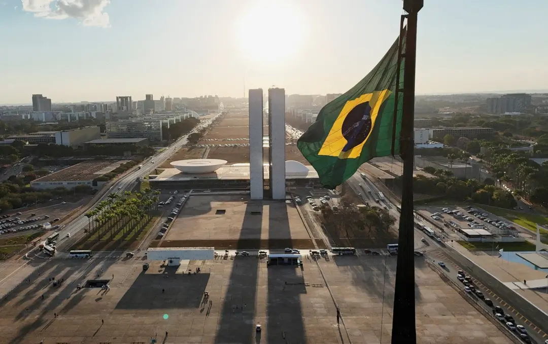 O controle do Congresso mudou, com a direita e centro-direita somando cerca de 57% na Câmara e 63% no Senado. Essa muda…