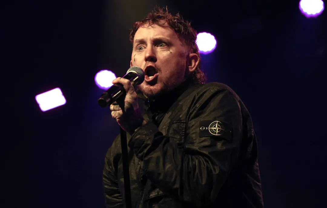 Frank Carter expulsou um homem de um show dos Sex Pistols em Denver, Colorado, ao se opor à criação de uma pista de mos…